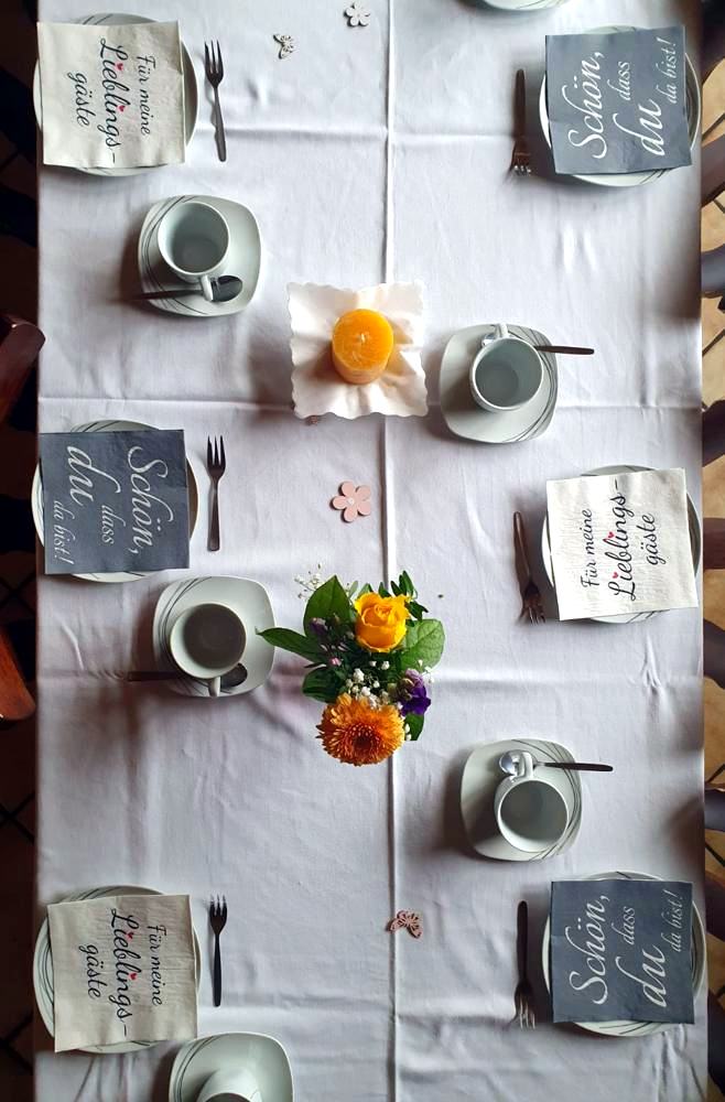 Kaffeetafel mit Blumen und Servietten »Schön, dass du da bist«